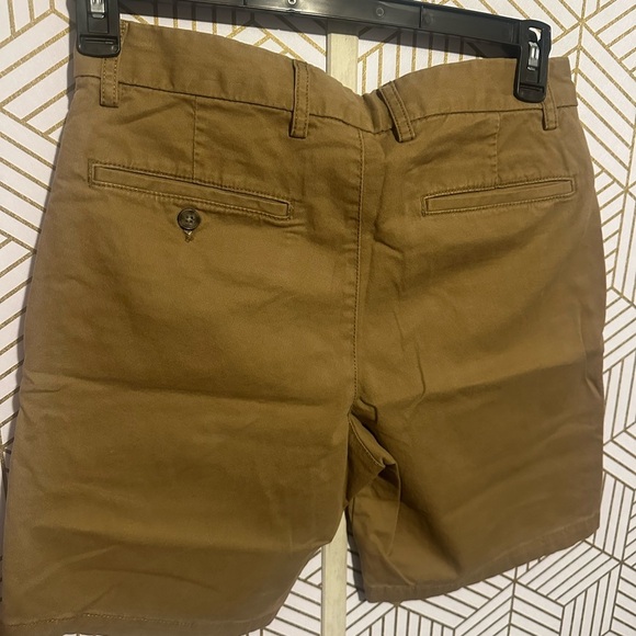 Old Navy Men’s khaki shorts, size 30, worn once - Picture 2 of 3